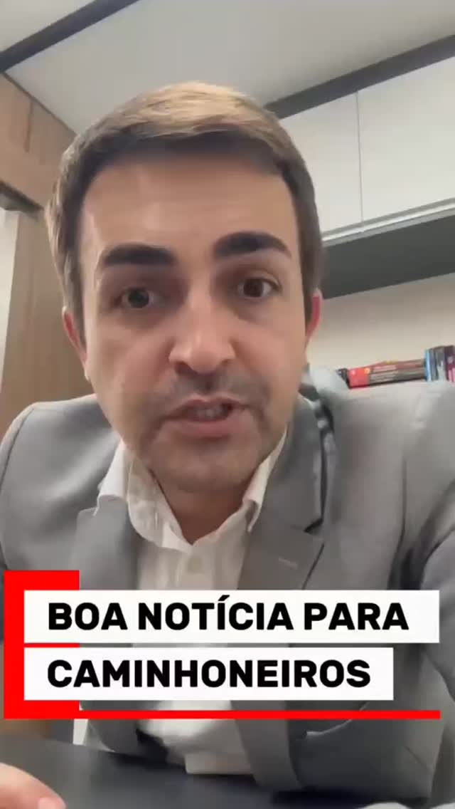 Advogado do escritório falando em um vídeo do Instagram, de terno cinza, no escritório.